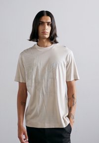 Emporio Armani Apdrukāts T-krekls - silver cloud