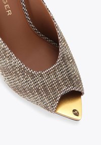 Scarpa con tacco alto a punta, con una tomaia in tessuto marrone e oro a motivo testurizzato, caratterizzata da un accento metallico dorato sulla punta e un interno marrone.