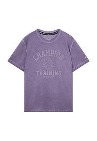 Fioletowa koszulka Champion z krótkim rękawem z napisem "Champion XXL Training Academy" na przodzie oraz logo na rękawie.