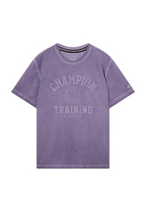 T-shirt corta viola della Champion con la scritta "Champion XXL Training Academy" stampata sul davanti e logo sul maniche.