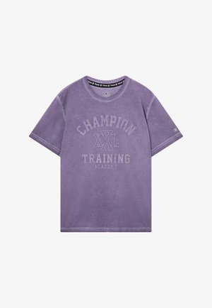 T-shirt corta viola della Champion con la scritta "Champion XXL Training Academy" stampata sul davanti e logo sul maniche.