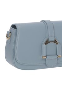 Világoskék bőr válltáska strukturált kialakítással, aranyszínű fém részlettel és patentos zárral. Sima textúra és tiszta vonalak.