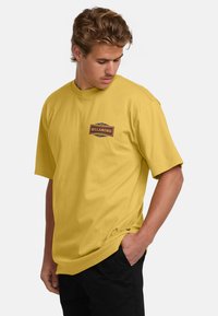 Billabong WALLED - T-shirt print - yellow