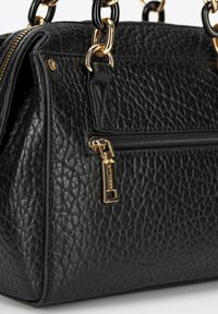 Sac à main en cuir noir avec une finition texturée, fermeture éclair en ton doré et accents en chaîne noir et or. Présente une poche zippée à l'avant et un détail de logo.
