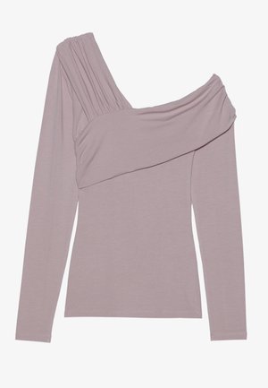 Pikendusega peanahk, pehmes lavendlitoonis kangas, kus ühel õlal on volditud detailid ja drapeeritud kaelus. Keha järgi vormitud disain.