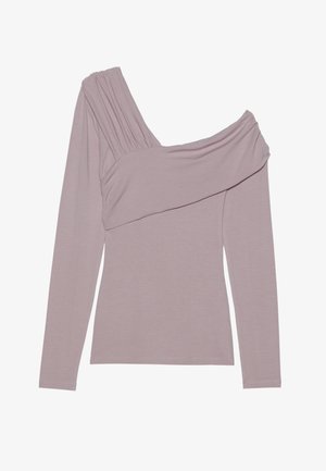 Pikendusega peanahk, pehmes lavendlitoonis kangas, kus ühel õlal on volditud detailid ja drapeeritud kaelus. Keha järgi vormitud disain.