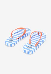 Chanclas a rayas azules y blancas con tiras naranjas y un ligero tacón. Presentan un logo con la letra "B" en la suela.