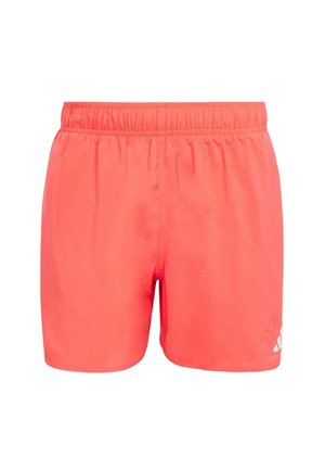 Korallenfarbene Sportshorts mit elastischem Bund, glatter Textur und einem weißen Logo auf der unteren linken Seite. Für Komfort und Beweglichkeit designed.