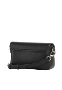 Borsa a mano in pelle nera con trama a grana, forma rettangolare, chiusura a patta superiore e tracolla regolabile. Presenta dettagli in metallo argentato.