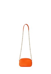 Pequeño bolso bandolera rectangular de cuero naranja con cadena dorada y almohadilla de cuero naranja para el hombro, cierre de cremallera y texto de la marca sutil en el frente.