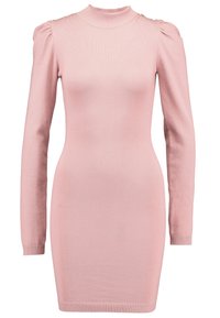 Robe en tricot rose à manches longues avec un col montant. Présente une coupe ajustée, des poignets côtelés et un léger effet bouffant aux épaules.