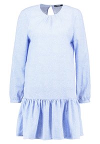 Světle modré šaty vyrobené z tkané látky s kulatým výstřihem a dlouhými rukávy. Obsahují volánkový lem a klíčovou dírku na zádech.