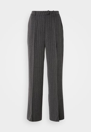 Pantaloni grigio a righe con taglio dritto, vita sartoriale e vita media; presentano linee verticali e una superficie liscia.