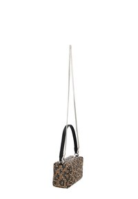 Rechteckige Handtasche mit strukturierten Oberflächen, verziert mit schwarzen und orangenen Perlen. Enthält einen abnehmbaren silbernen Kettenriemen und einen schwarzen oberen Griff.