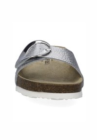 Stříbrné kovové plážové sandály s texturovaným svrškem, velkou kovovou přezkou, korkovou stélkou a bílou podešví. Plochý design pro snadné nošení.