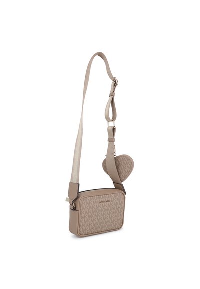 Μπεζ τσάντα ώμου με υφαντό μοτίβο λογότυπου, ρυθμιζόμενο λουράκι και αξεσουάρ σε σχήμα καρδιάς. Κατασκευασμένη από συνθετικό υλικό. Ελαφρύς σχεδιασμός.