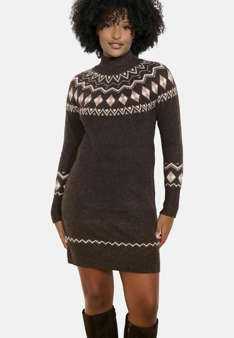 Abito maglione marrone con collo alto, caratterizzato da un motivo geometrico color crema sul petto e sulle maniche, con una silhouette aderente.