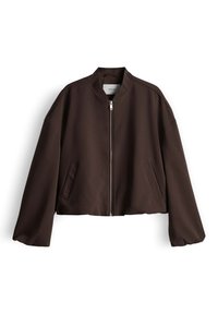 Bomber corta marrone con collo a listino, chiusura frontale con zip e due tasche laterali. Caratterizzata da un tessuto liscio e dalla trama evidente.