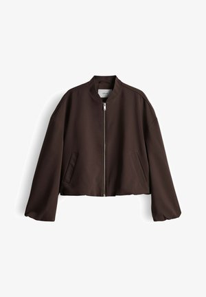 Bruine cropped bomberjack met een opstaande kraag, ritssluiting aan de voorkant en twee zijzakken. Heeft een gladde, gestructureerde stof.