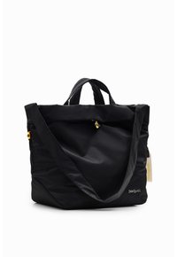 Svart nylon tote bag med två stadiga handtag, dragkedjeslutning och en gul accent. Har en mjuk textur och rymligt inre. Desigual-logotyp synlig.