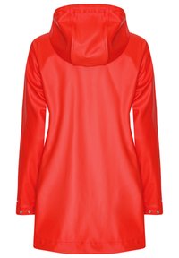 Czerwony wodoodporny płaszcz przeciwdeszczowy z kapturem. Posiada długie rękawy, gładką teksturę oraz srebrne napy na mankietach.