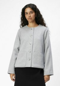 Szara kurtka z wełny z okrągłym dekoltem, długimi rękawami, kieszeniami z przodu oraz pięcioma dużymi guzikami. Gładka tekstura, minimalistyczny design.