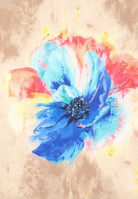 Duży niebieski kwiat z płatkami w odcieniach niebieskiego, różowego i żółtego. Teksturowane tło w kolorze beżowym z akcentami różowych i żółtych pociągnięć pędzla.