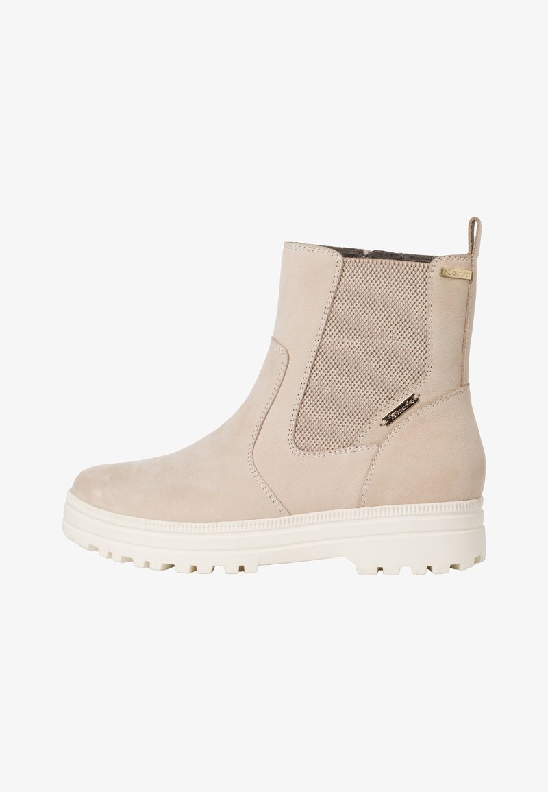 Bottes basses beiges avec une finition en daim lisse et des panneaux latéraux en maille. Semelle épaisse en caoutchouc blanc avec grip texturé. Détails en métal doré sur les côtés.