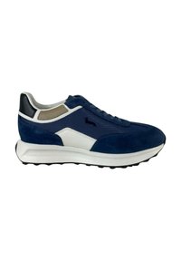 Sneakers da uomo con parte superiore in suede blu navy, accenti in pelle bianca, pannello in rete grigia e cappuccio posteriore nero. Suola in gomma testurizzata.