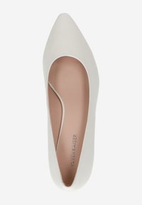 Escarpin blanc à bout pointu en matériau lisse, présentant un design épuré avec une découpe sur les côtés et une semelle intérieure beige.