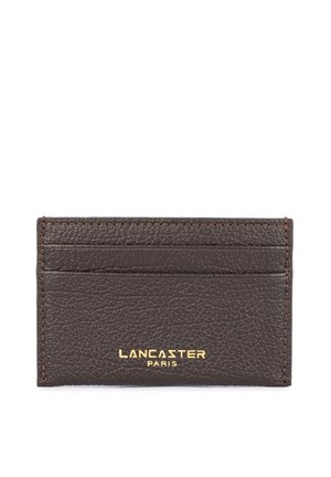 Porte-cartes en cuir texturé marron foncé avec quatre emplacements pour cartes et logo doré "Lancaster Paris" centré en bas.