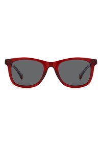 Lunettes de soleil en plastique rouge avec des verres sombres et une forme légèrement œil de chat. Elles possèdent des branches texturées et un détail de logo sur les tempes.