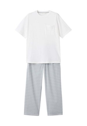 Weißes T-Shirt mit kurzen Ärmeln und Brusttasche kombiniert mit hellgrauen karierten locker sitzenden Hosen vor weißem Hintergrund.