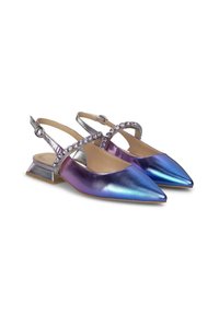Slingback-Schuhe mit einem metallischen lila-blauen Farbverlauf, spitzer Zehe und silbernen Akzenten, verziert mit Rhinestones am Riemen und Absatz.