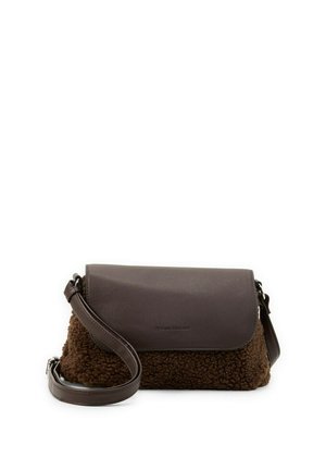 Bruine crossbodytas met leren klep en verstelbare band, met een gestructureerde wolachtige stof aan de onderkant en glad leer aan de bovenkant.