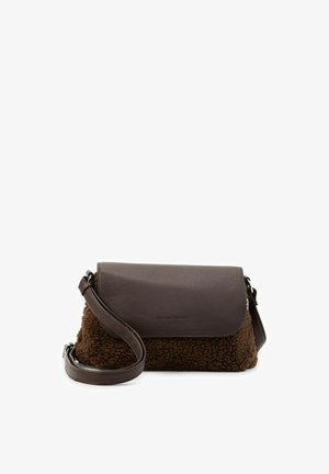 Bruine crossbodytas met leren klep en verstelbare band, met een gestructureerde wolachtige stof aan de onderkant en glad leer aan de bovenkant.