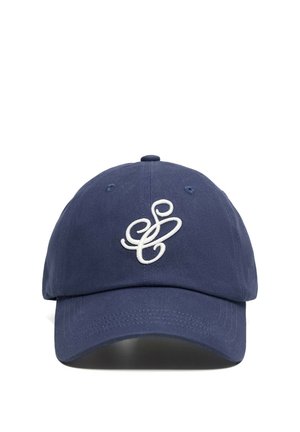 Donkerblauwe baseballpet met witte geborduurde gestileerde letters "SC" aan de voorkant, getoond tegen een effen witte achtergrond.