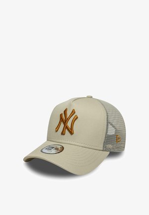 Cappellino da baseball beige con logo NY ricamato in arancione sul davanti, pannelli posteriori in rete e visiera curva con adesivo del marchio.