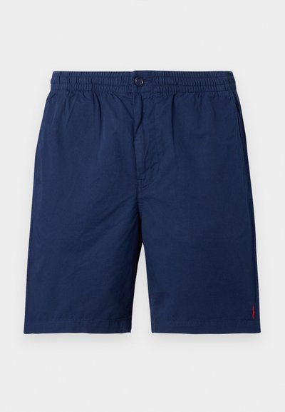 Σκούρο μπλε σορτς ανδρικά με ελαστική μέση και κούμπωμα με κουμπί, με μικρό κόκκινο κεντητό λογότυπο κοντά στο τελείωμα.