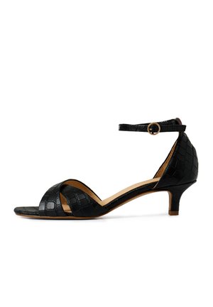 Sort sandal med lav hæl, krokodilleprægede remme, lukning med ankelspænde og åbent tådesign.