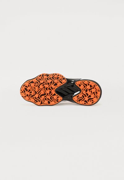 Svart sportskosula med ett intrikat orange mönster av vågiga former och en texturerad yta för bättre grepp.
