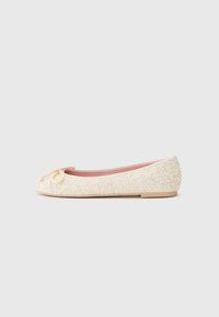 Ballerines avec un dessus en tissu crème texturé, bout en vernis brillant et détail en corde à l'avant. Semelle plate de couleur beige clair.