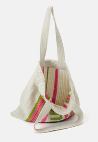 Gehaakte draagtas in crème met een groen en roze gestreept patroon. Heeft een zachte textuur, lange handvatten en een open bovenkant voor gemakkelijke toegang.