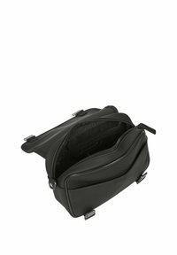 Bolso de cuero negro con dos compartimentos con cremallera, textura suave, diseño plano, correas de hardware dobles y un detalle de bolsillo frontal.
