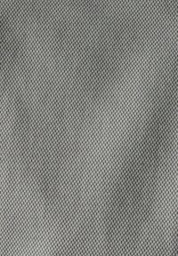 Textile gris présentant un motif en maille fine et répétitif avec une surface légèrement texturée. Le matériau semble durable avec une structure tissée.