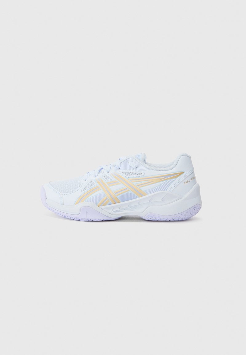 Weißer Sportschuh mit gelben Akzenten, ausgestattet mit einem Mesh-Obermaterial, gepolsterter Sohle und einer strukturierten lila Laufsohle für besseren Halt.