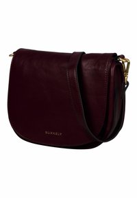 Borsa a tracolla in pelle bordeaux con pattina curva, dettagli in oro, tracolla regolabile e nome del marchio in rilievo nella parte inferiore.