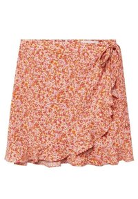 Spódnica wrap w kwiaty w odcieniach różu i pomarańczu, wykonana z lekkiego materiału, z falbaniastym dołem i detalem związanym z boku.