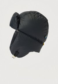 Černá zimní čepice s měkkou výplní, klapkami na uši a malou štítkem s švédskou vlajkou, vybavená nastavitelným páskem s přezkou pod bradou.