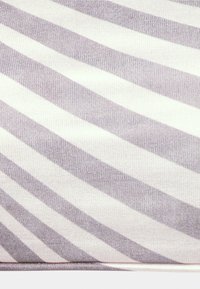 Tecido texturizado com riscas diagonais em cinza claro e off-white. O padrão é tecido, criando uma profundidade subtil e um interesse visual.